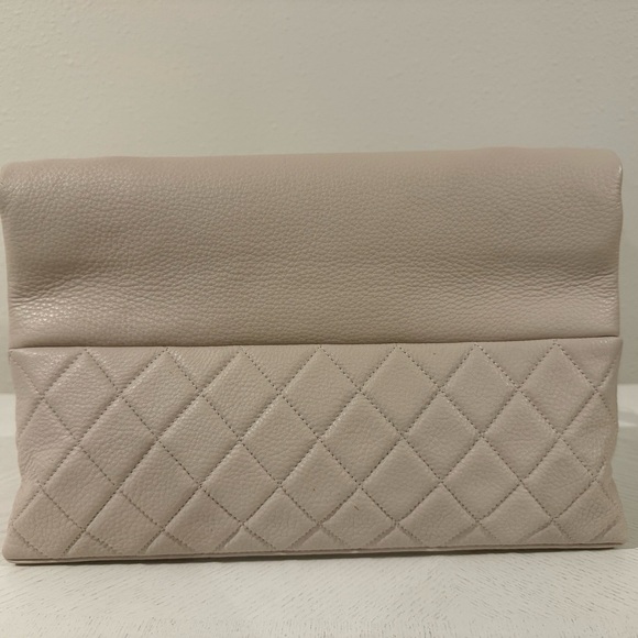 Quilted Cream Shoulder Bag • Pebbled Texture • Gunmetal Chain - Picture 3 of 16